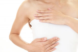 40代からでもバストケアはできる？しぼみやデコルテの変化と整え方