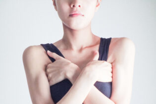 バストの左右差はなぜ起こる？原因と整え方、バランスケアの考え方