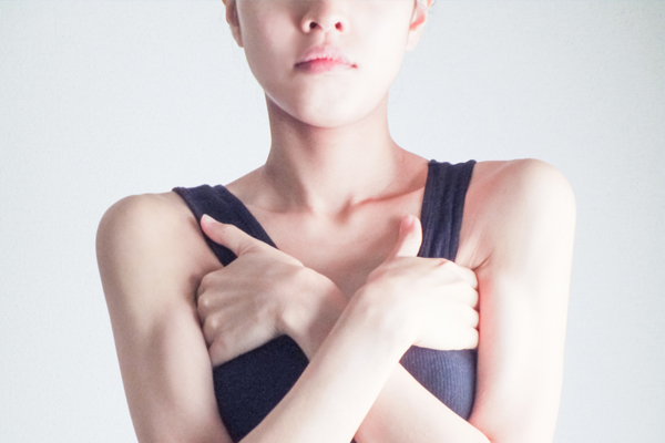 バストの左右差はなぜ起こる？原因と整え方、バランスケアの考え方