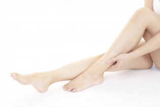 むくみ体質は太りやすい？原因とボディラインに与える影響、整え方のポイント